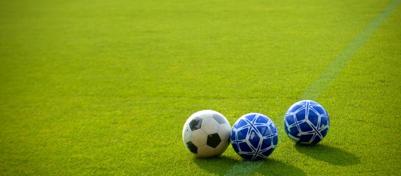 campo calcio con palloni